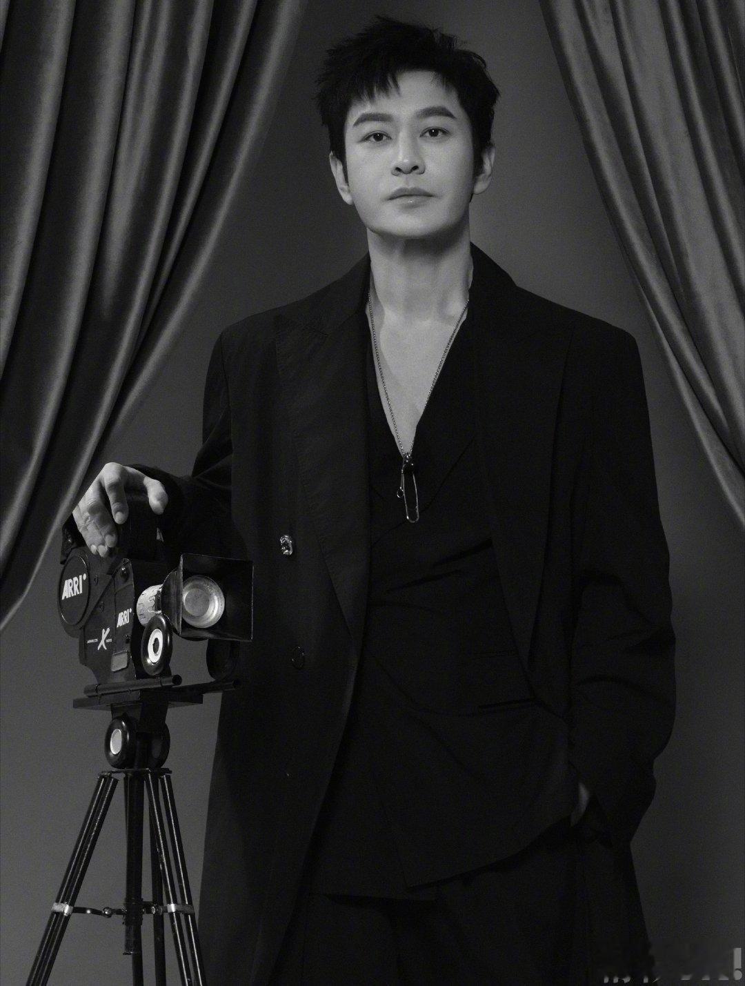 黄晓明深V开到胸口了救命这个深V真的开得好实在啊哈哈哈哈哈！记得以前看他穿个西装