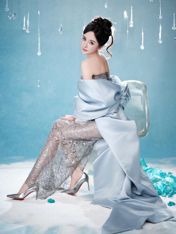 杨幂镂空裙湖蓝拖尾look杨幂循着光 杨幂循着光，杨幂镂空裙湖蓝拖尾look，谁