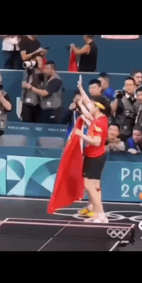 这个角度还原当时的情况，因为王楚钦的球拍在广告牌底下，所以根本没办法看到是谁踩的