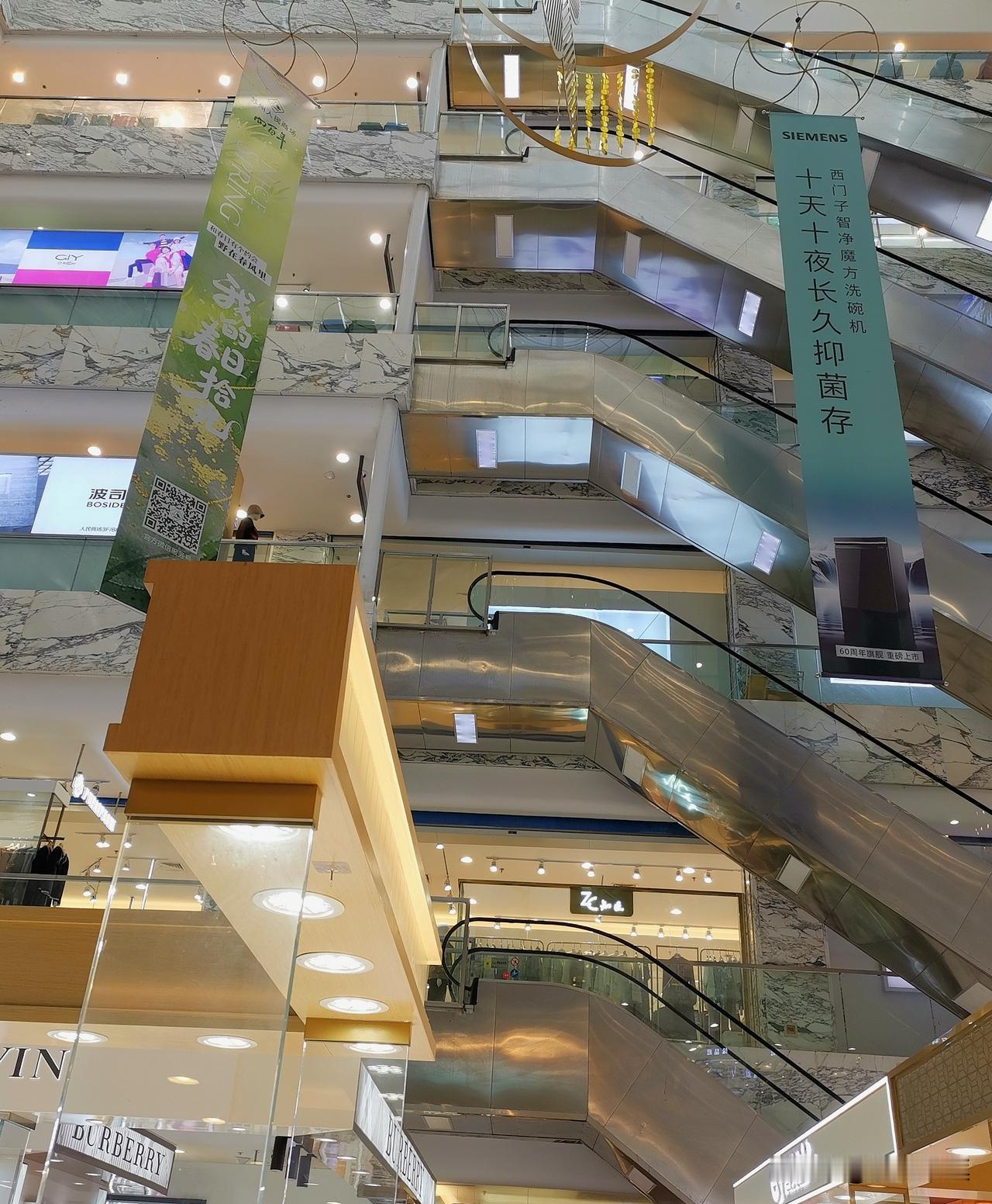 苏州商场衣服的花色品种真多！

今天和老公又去观前街了，因为离地铁站近，去那里就