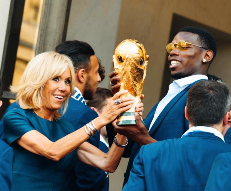 马克龙妻子布丽吉特的眼神是不是好特别啊？
布丽吉特手举大力神杯，这眼神中透露着什