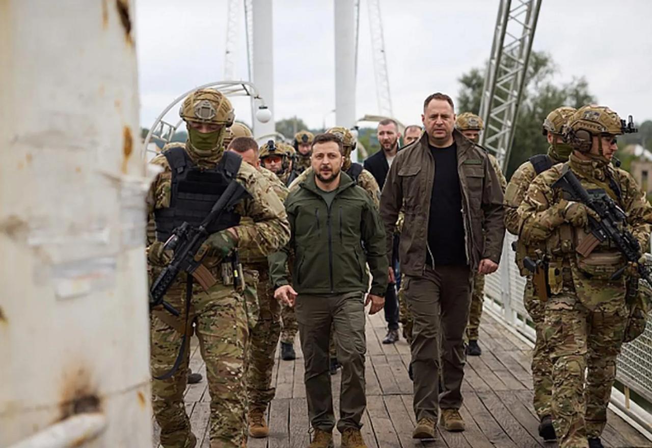 乌总统小泽承认，面对俄军的凌厉攻势，目前乌军的处境极其艰难，随后他把这一切怪到了