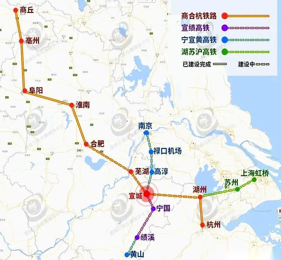 京沪高铁票价一动，很多人手机上的计算器，就先响了。
但算来算去，背后笑得最开心的