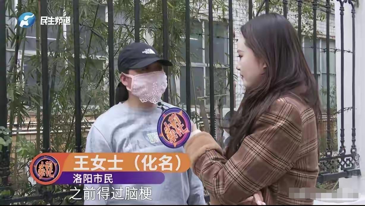 河南洛阳，一女子把70岁老母送养老院，护工端一盆开水，直接把母亲左脚丢进盆里，母