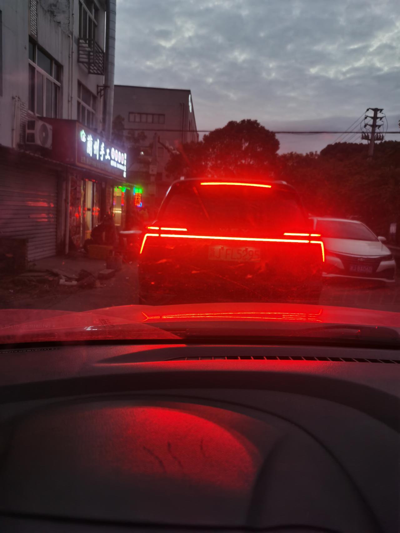 国内新能源汽车似乎正在走了弯路。
最近上下班时拍到了一张照片，因为这时候天已经比