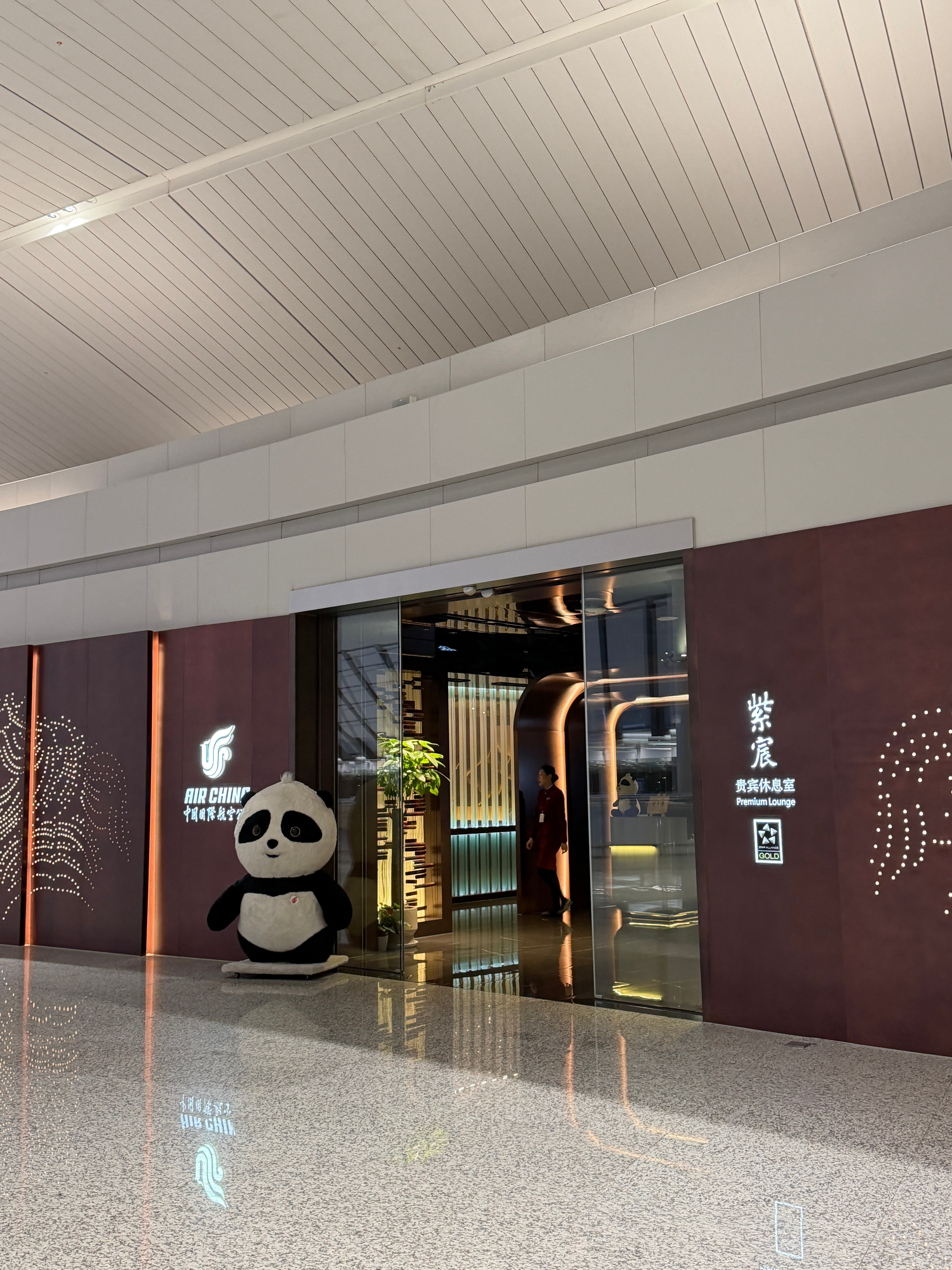 五一假期开启！拿了一大袋吃的到机场又觉得沉，在机场打包打膜了一下，花了40块😂