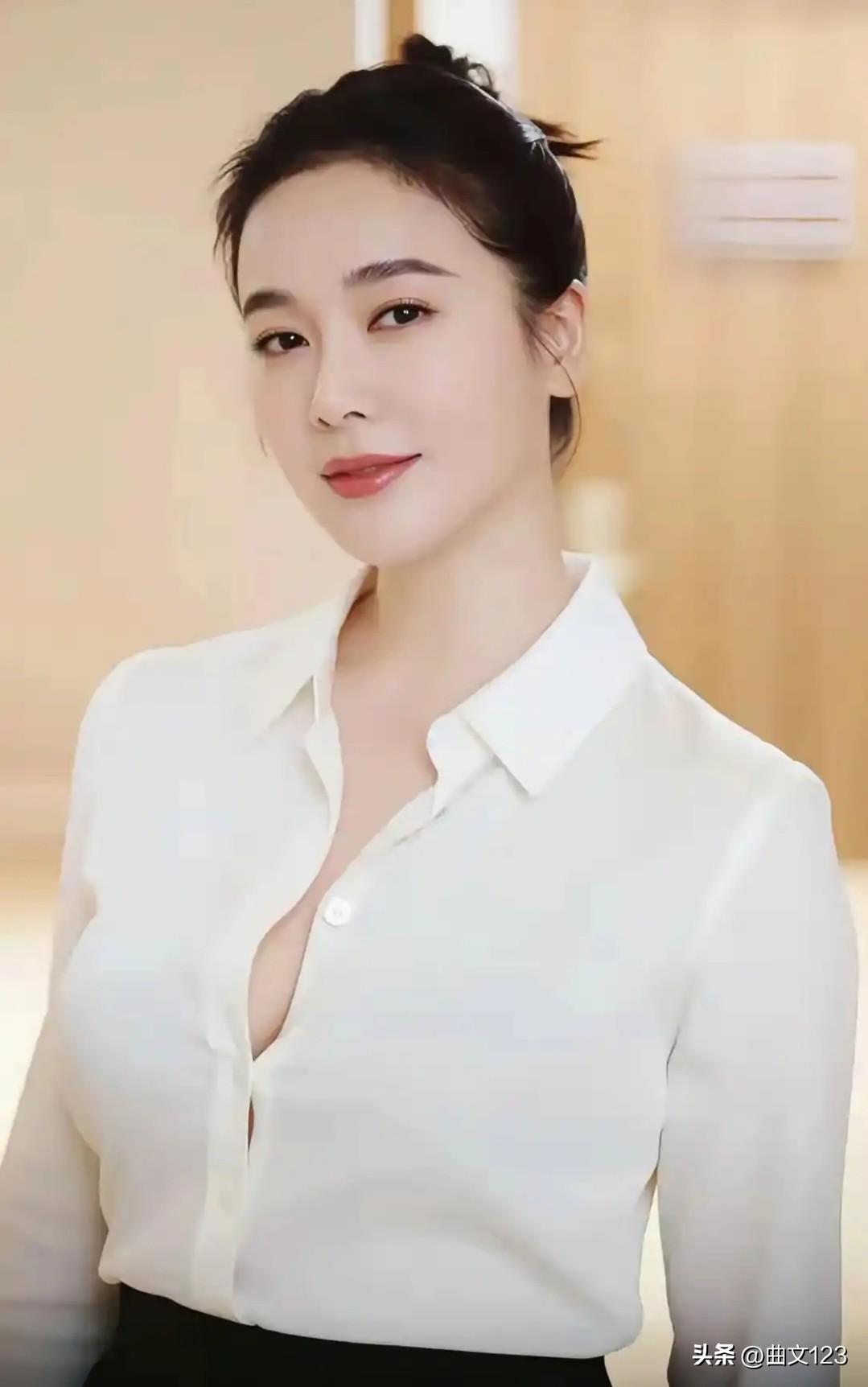 左小青真的还是那么美！她就像一坛陈酿，越品越有韵味。当年在《中国式离婚》里，她饰