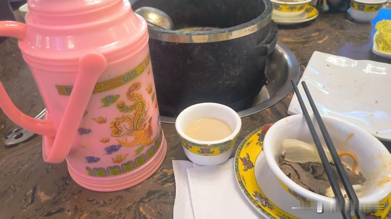 拉萨的物价真亲民

一份牦牛肉火锅，129元，三盘牛肉，两盘素菜，还送一壶牦牛奶