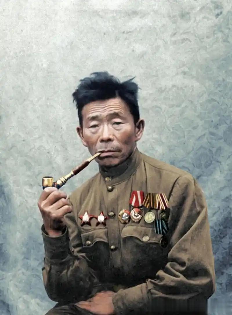 1941年，一个身材矮小的木匠加入了苏联红军，任火头兵，但是谁也没有想到，就是这