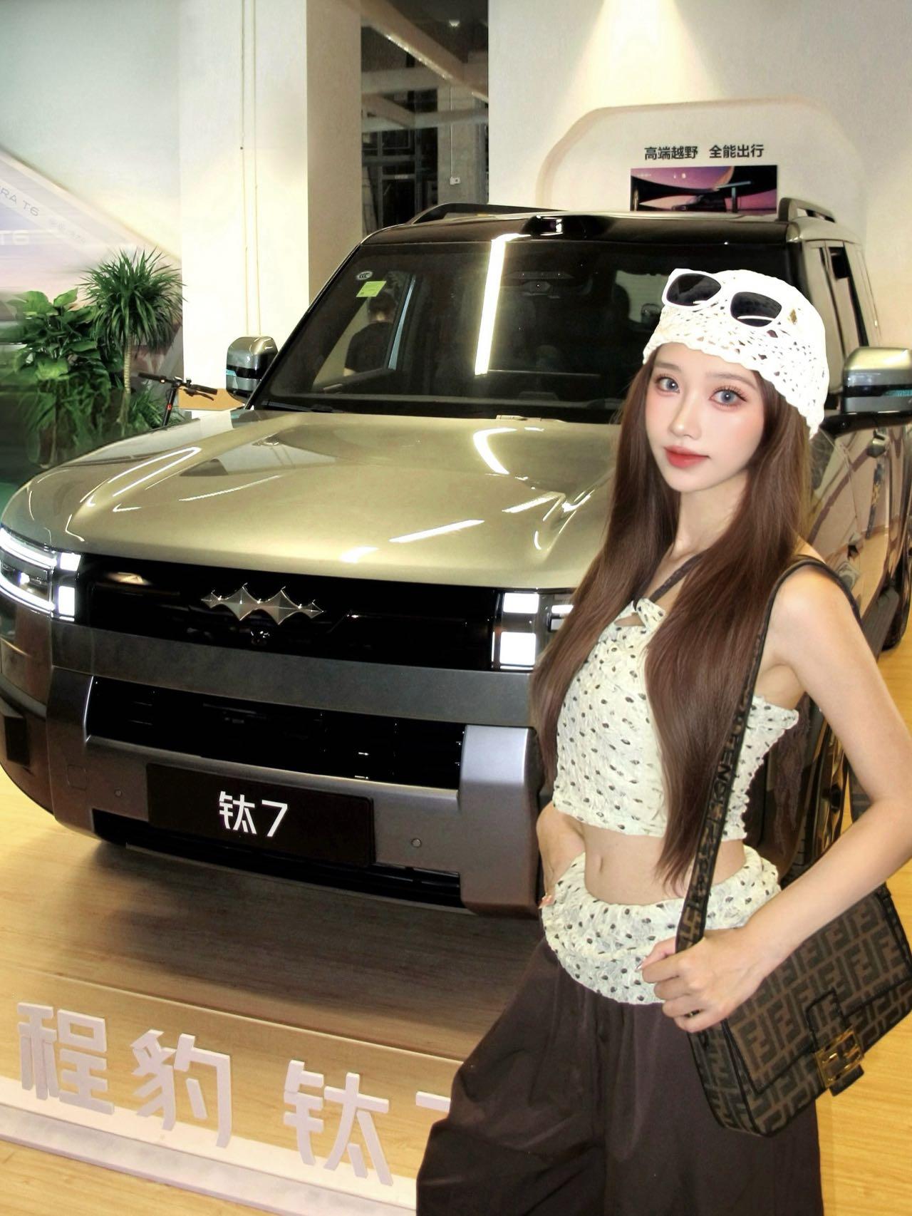 最近正好想把自己的小轿车换成SUV
逛街撞见方程豹「暑期钛好玩 豹豹来兜底」线下