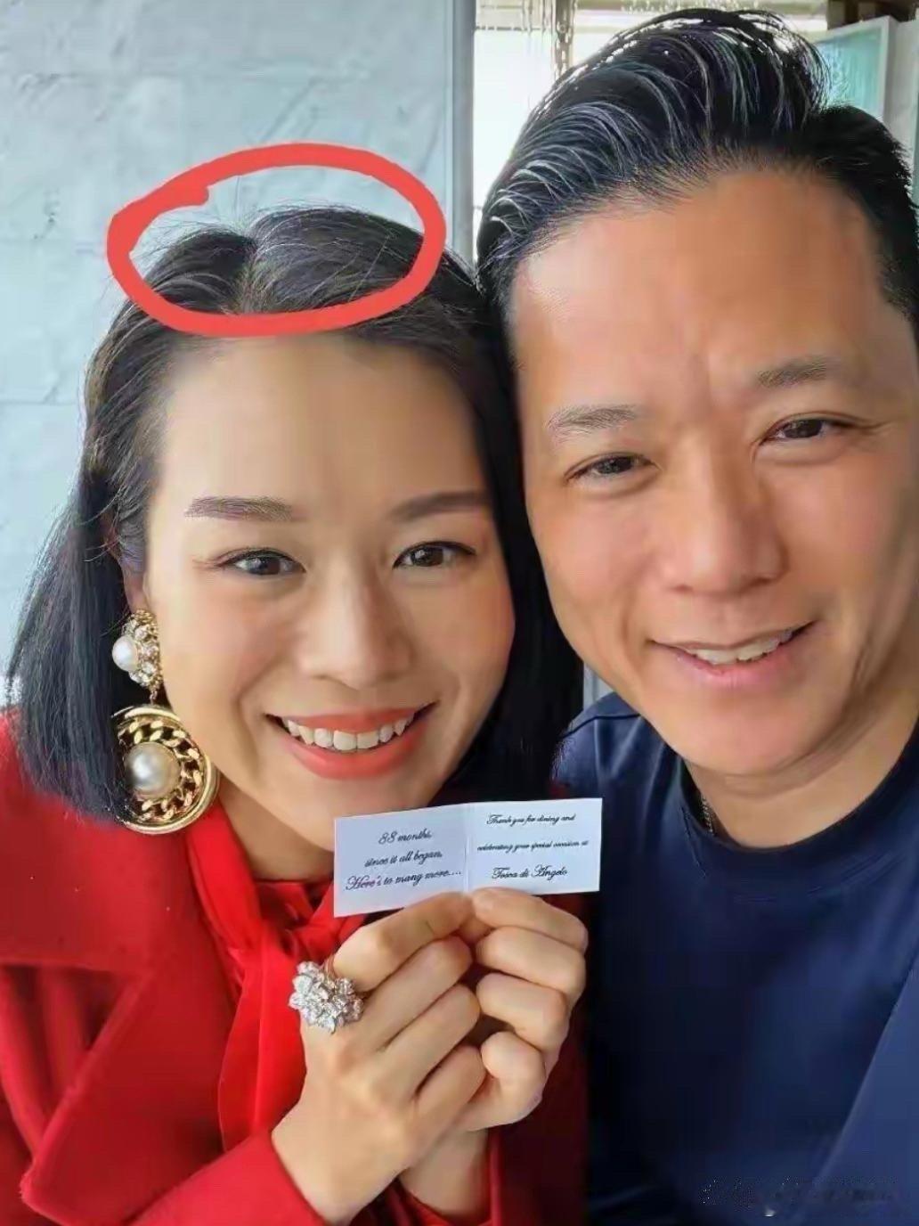 胡杏儿和老公一起吃饭，头发虽然白了也不染，就是要展现真实的自己 ​​​