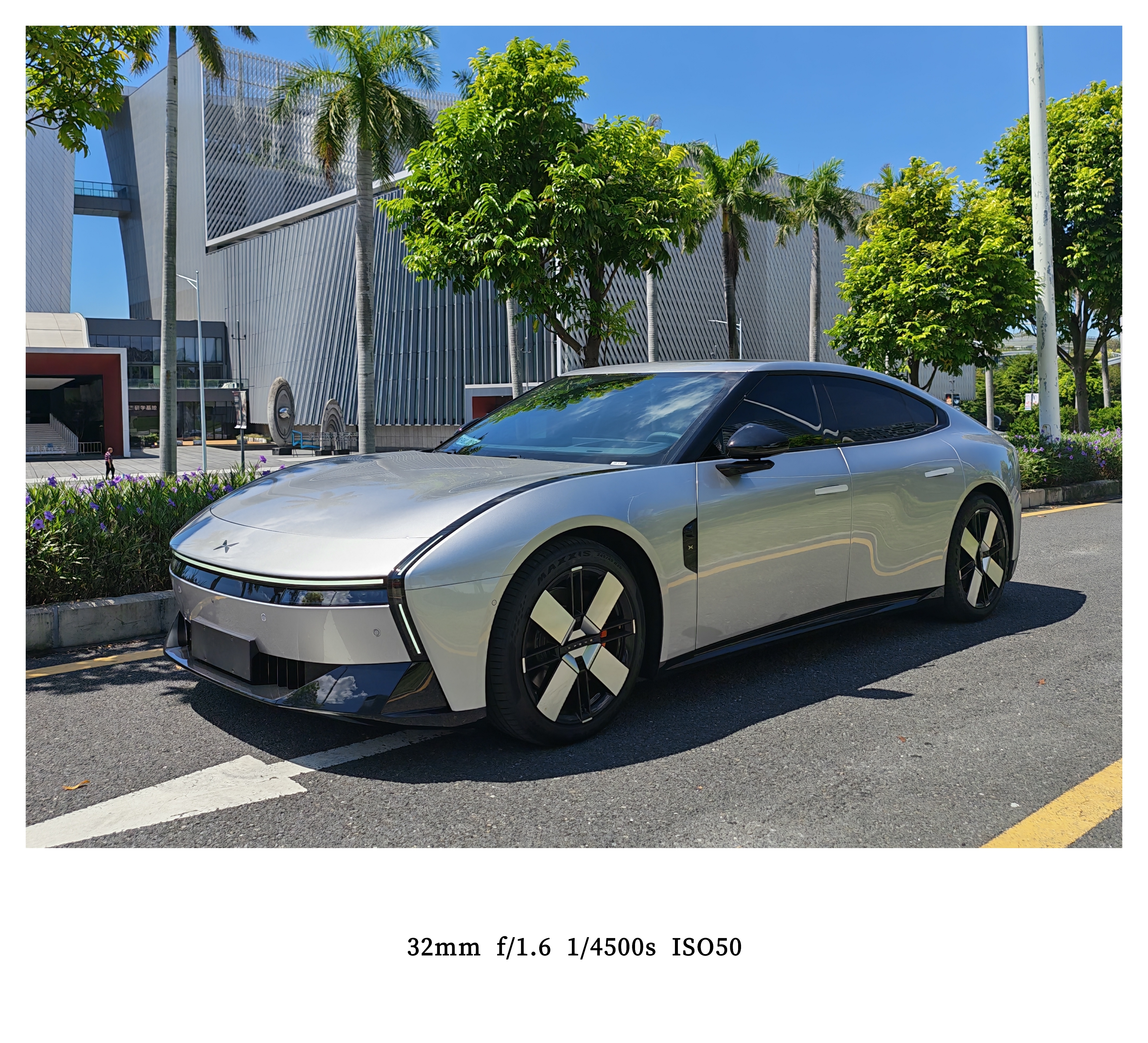 小鹏新P7是真的帅，我说白了其实离车泊入我完全可以直接走人，但我就是每次都忍不住