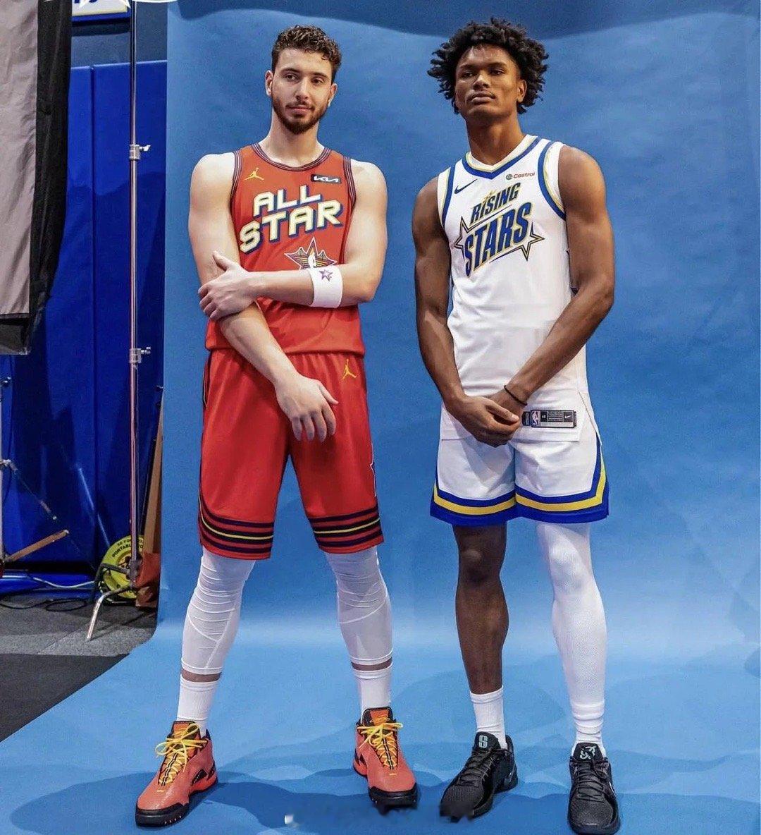 靠你俩了，杜兰特不打后，今天申京肯定被包夹，需要谢泼德站出来把球投进！火箭vs湖