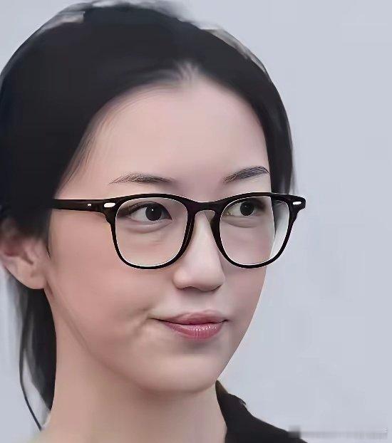 李嫣面相变了！素颜五官精致不显兔唇，和窦靖童同框抢眼超像王菲 