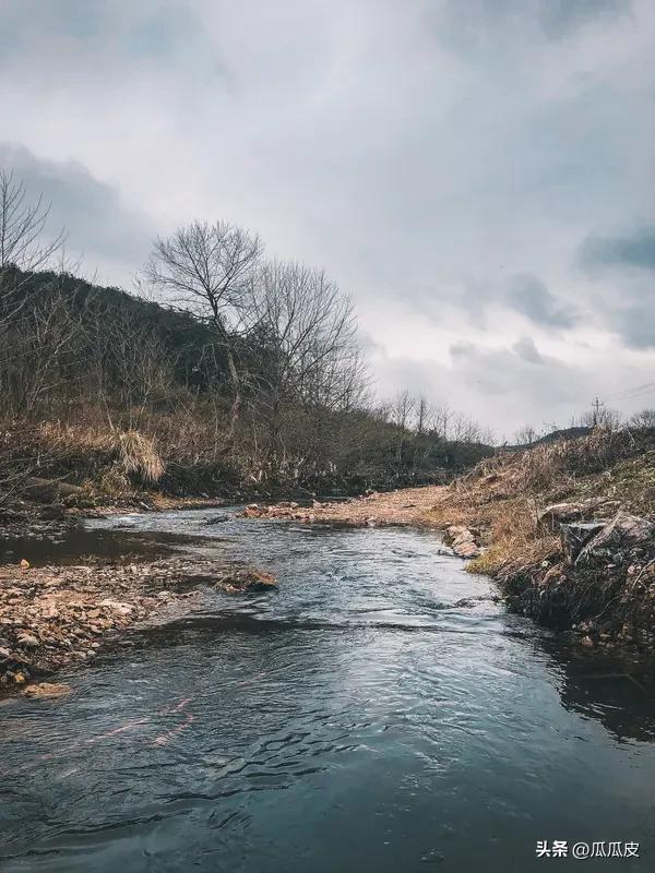 今天路过小河路时，跟小时候完全不一样了。小时候，小河清澈见底，能看到小鱼小虾在水