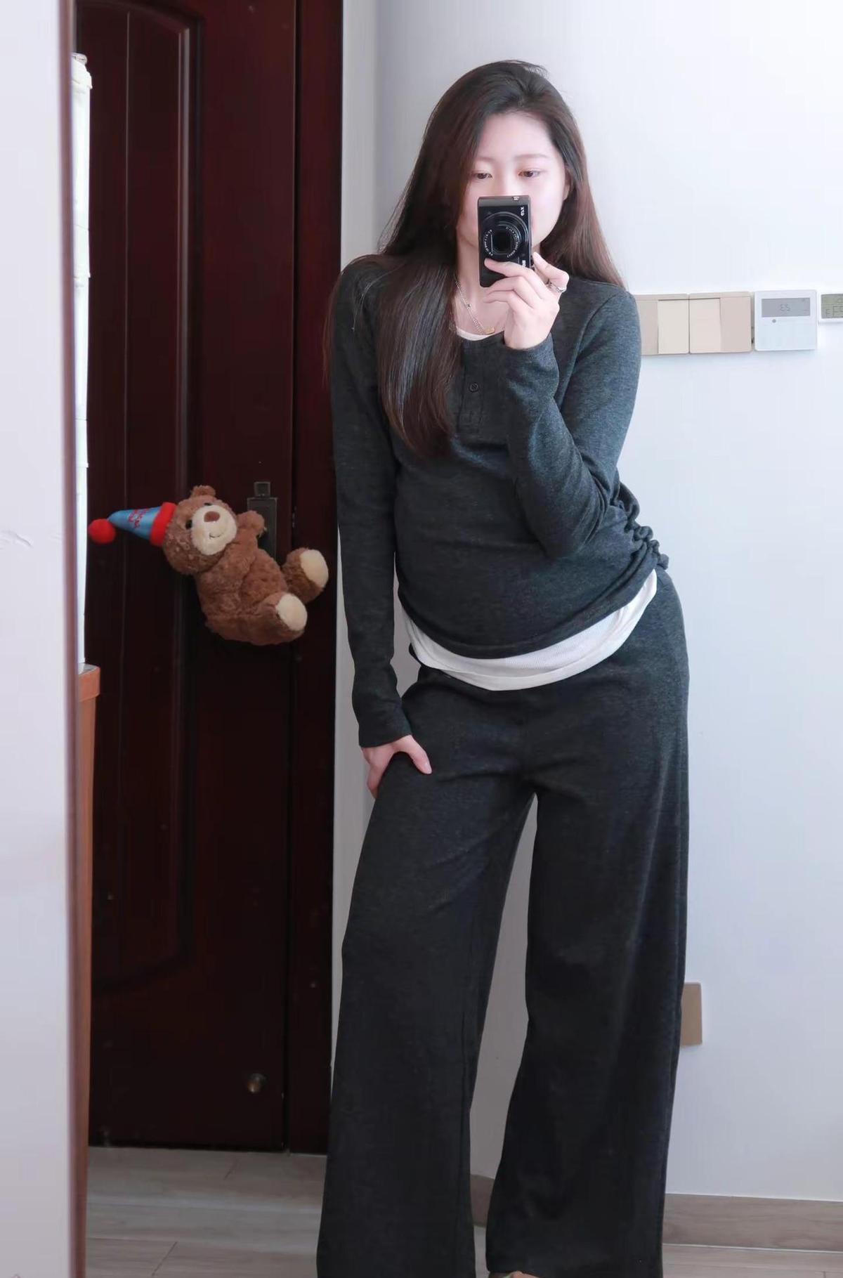 谁说孕期到了秋冬就只能裹成个“大粽子”？
这几天刷了几组圈内准妈妈的街拍，那个时