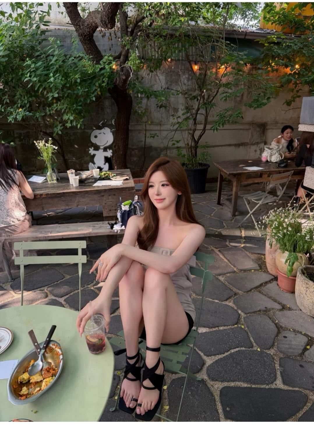 鞋子好漂亮啊，想要同款。