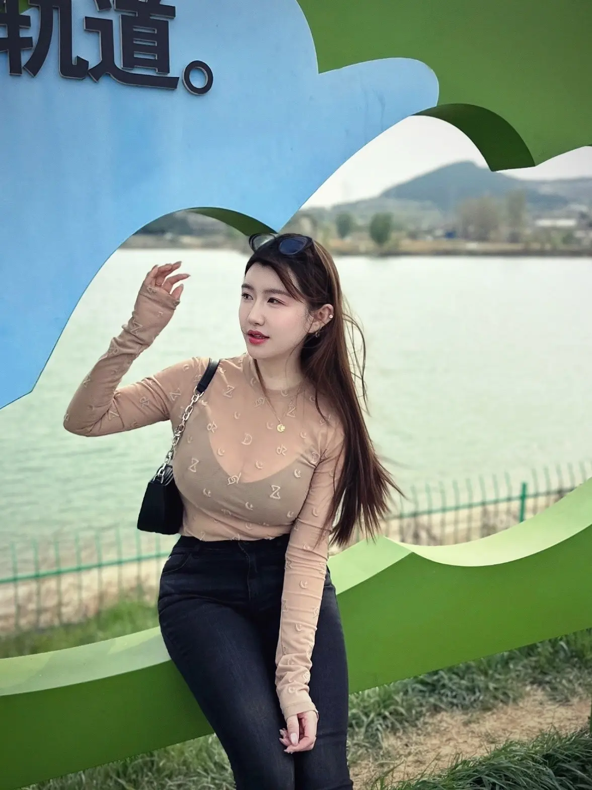 可惜我是天秤座 我大概永远也学不会赤裸裸地表达自己的情感和需求 就像伸...