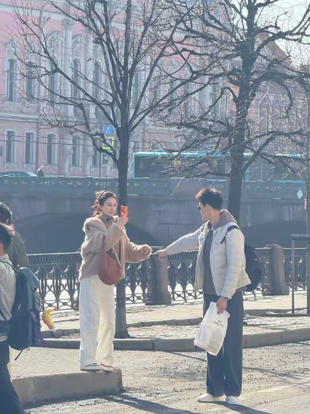 孙杨张豆豆俄罗斯街头牵手举高高！体坛冠军夫妇甜度炸街 