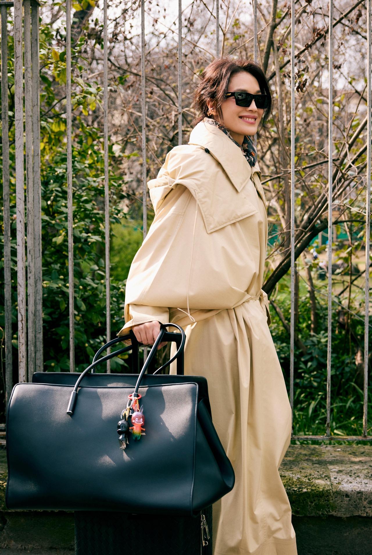 她来了她来了！BV全球大使舒淇抵达米兰即将开启时装周征程，抵达造型一身休闲穿搭挡