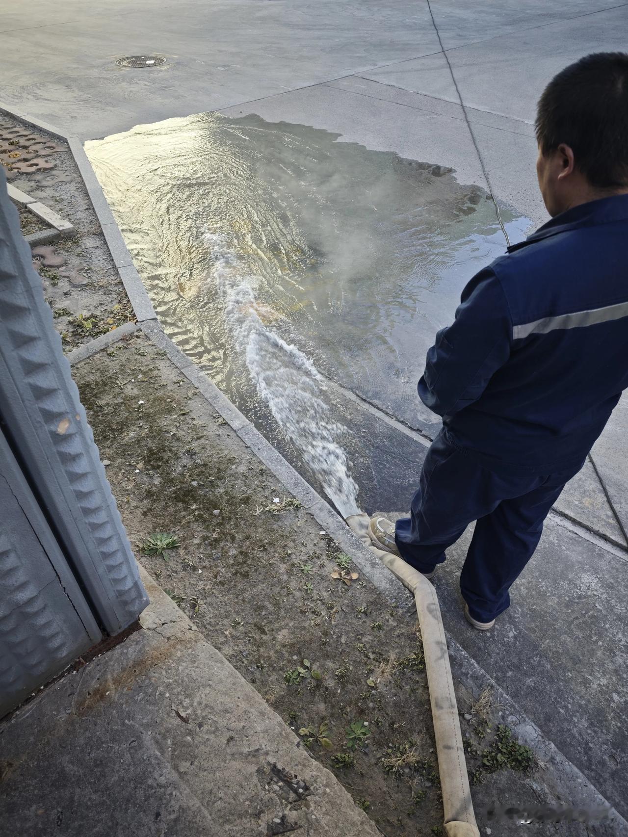 热力管道井有水，抽抽水。管道还泄露蒸汽，有安全检查还不能维修呢。

听同事说，以