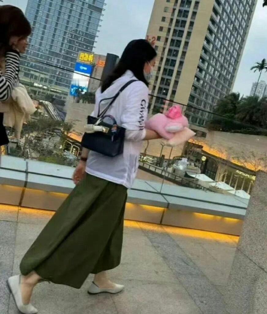郭晶晶才是真贵妇，背名牌包带孩子坐地铁，十几万的爱马仕像垃圾一样直接扔地上，用一