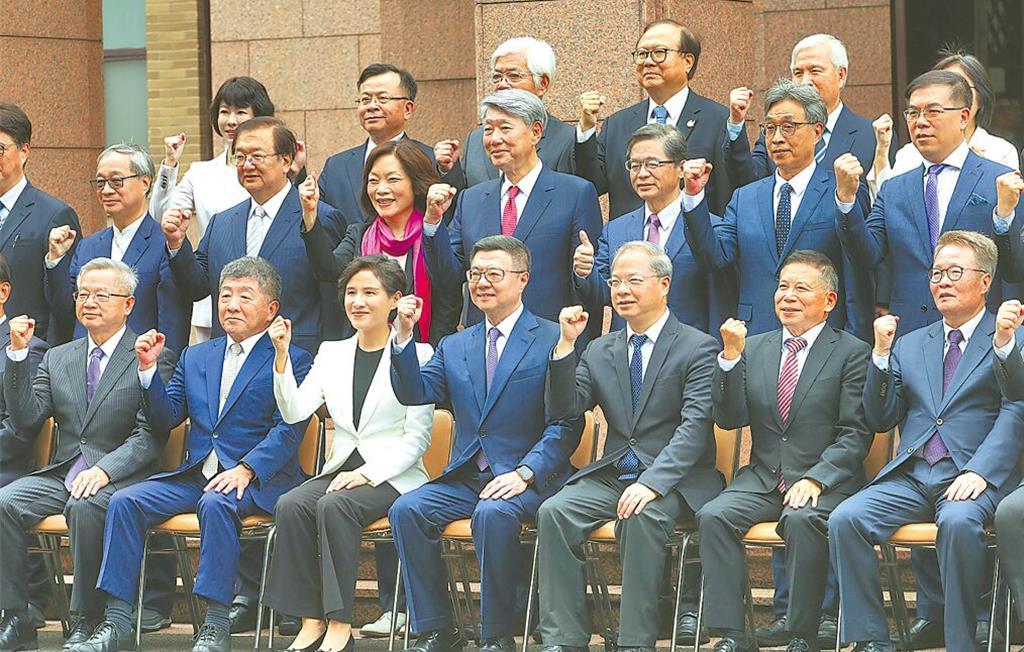 赖清德团队纷纷跳船

明天赖清德强推的第二阶段大罢免投票在即，赖清德扭扭捏捏地小