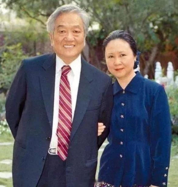 琼瑶与平鑫涛的爱情故事曾被外界誉为童话般的传奇。平鑫涛总说“不能惹老婆生气”，哪