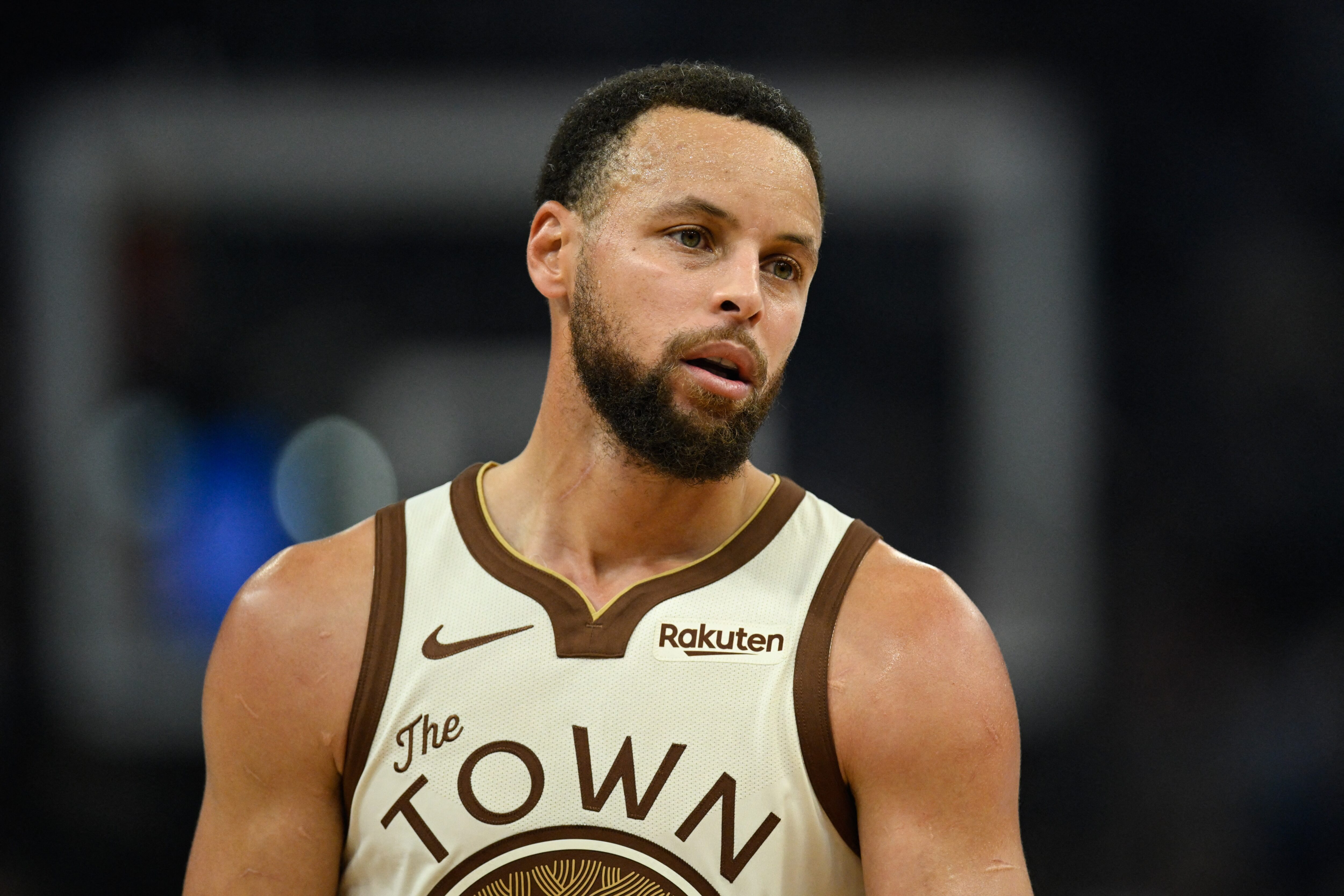 城市版球衣加配色球鞋，从照片氛围到色彩，都真的很搭📷库里nba圣诞大战