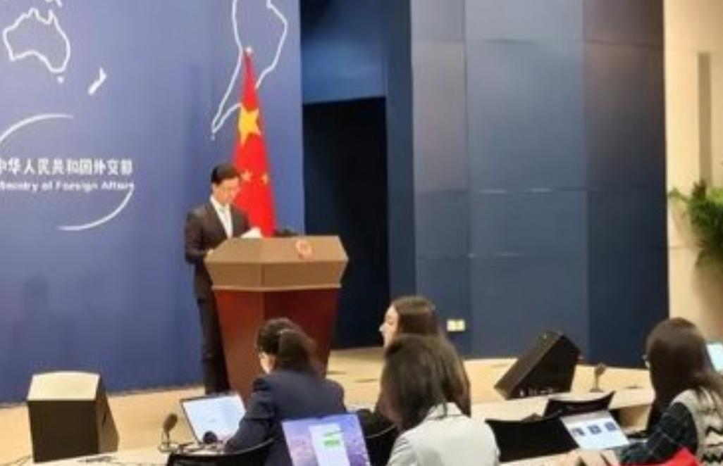 离了个大谱！向来以稳重、克制著称的中国外交部，这次居然直接“掀了桌子”。发言人郭