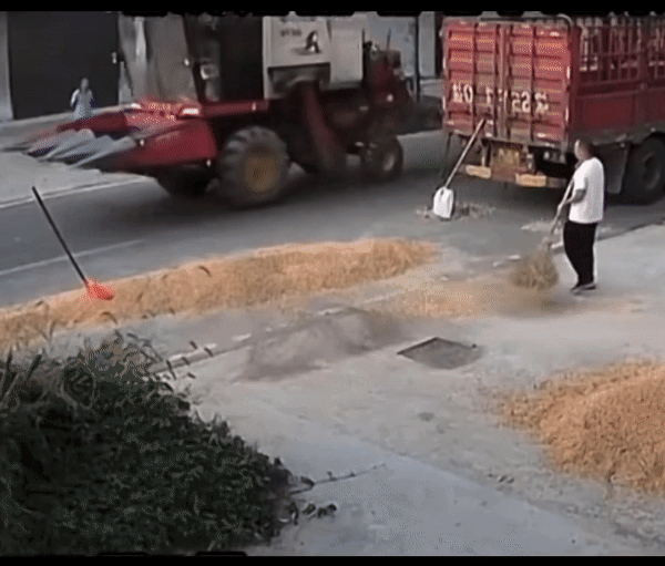 这视频看着心惊胆战，以为小男孩性命难保，搞不好还可能身首异处！没想到铲车过后，小