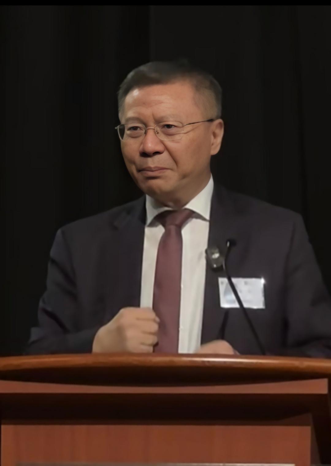 张维为教授经常把这位白胡子老先生请到国内。
这位老先生也不用多介绍了，此人以前说