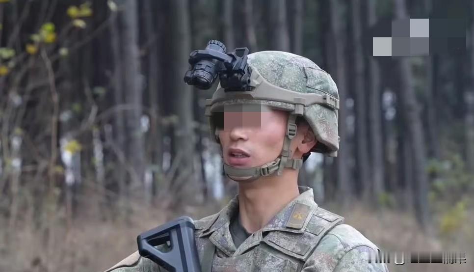 这个头盔上安装的东西，是夜视仪还是某个瞄准镜，为什么那么小呢。
如果是夜视仪，感