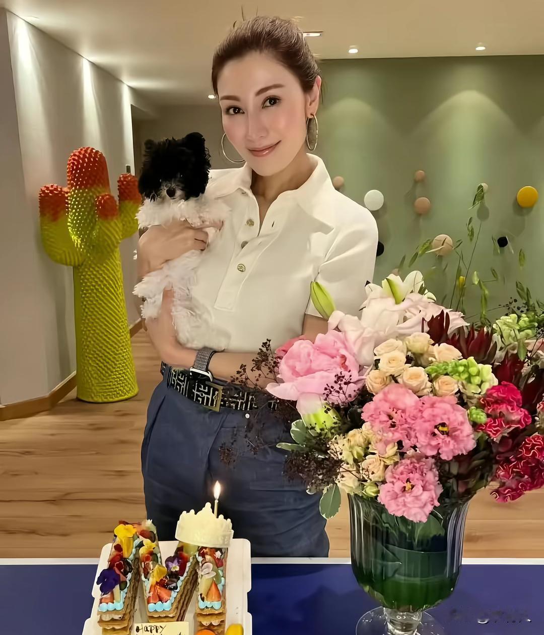 华人女星颜值天花板，360度无死角。年轻时她可是香港贵妇们的统一公敌，曾经的香港