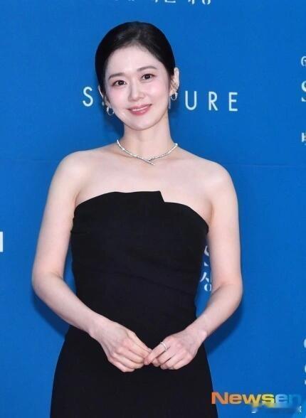 张娜拉百想红毯状态 44岁的张娜拉红毯状态，一如既往的美，永远忘不了司徒静，古灵