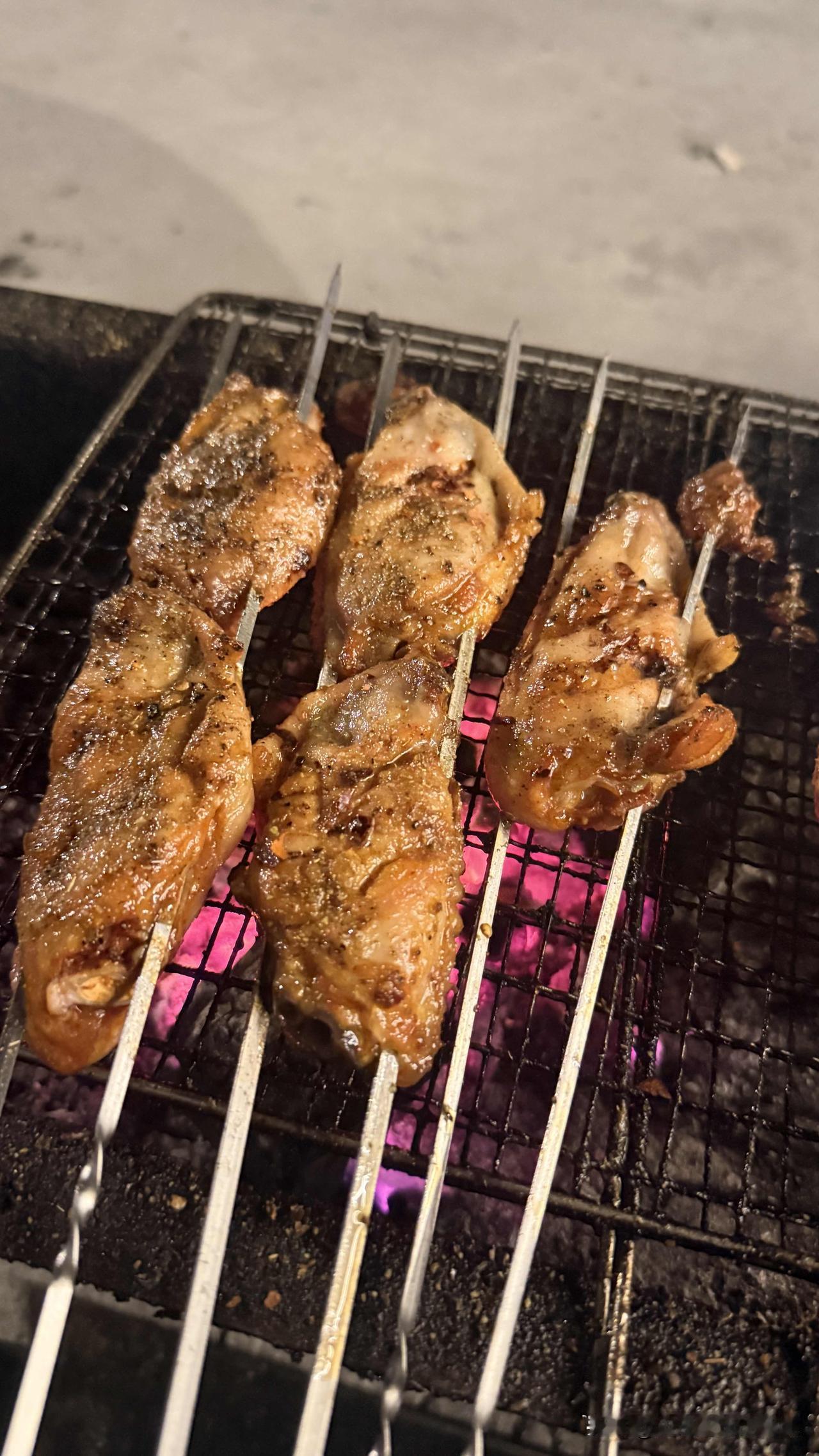 晚风微凉的夏夜，最治愈的莫过于三五好友围坐一起。滋滋冒油的烧烤香气弥漫，冰镇啤酒