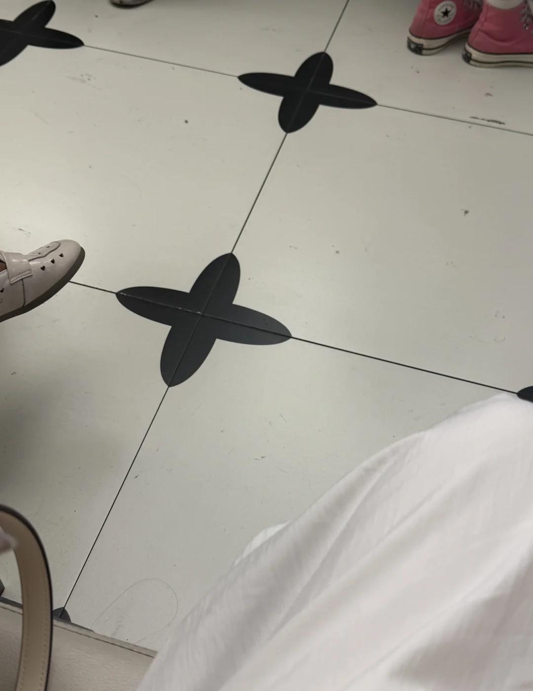 奶奶泡茶的地砖 四叶草 别让lv看见了