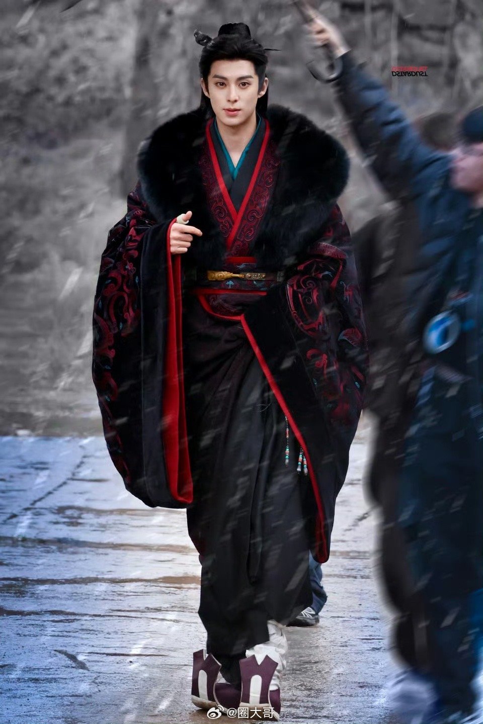 王鹤棣战国袍造型王鹤棣主演的电视剧《将门独后》又有新路透了啊，战国袍造型的谢景行