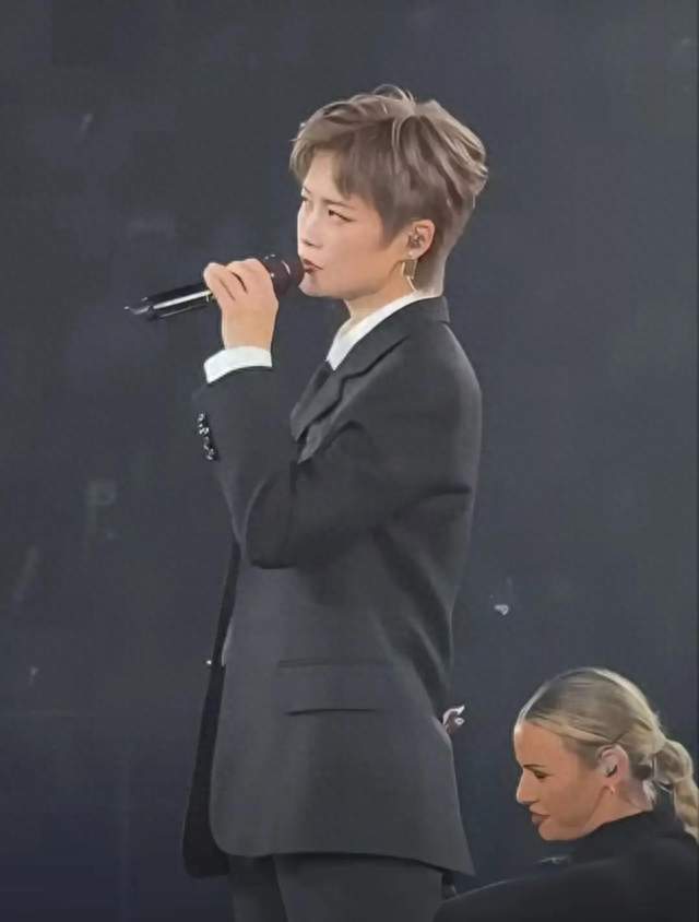 李宇春巡演北京收官！肖战送定制花篮，十字祝福见证十年师生情