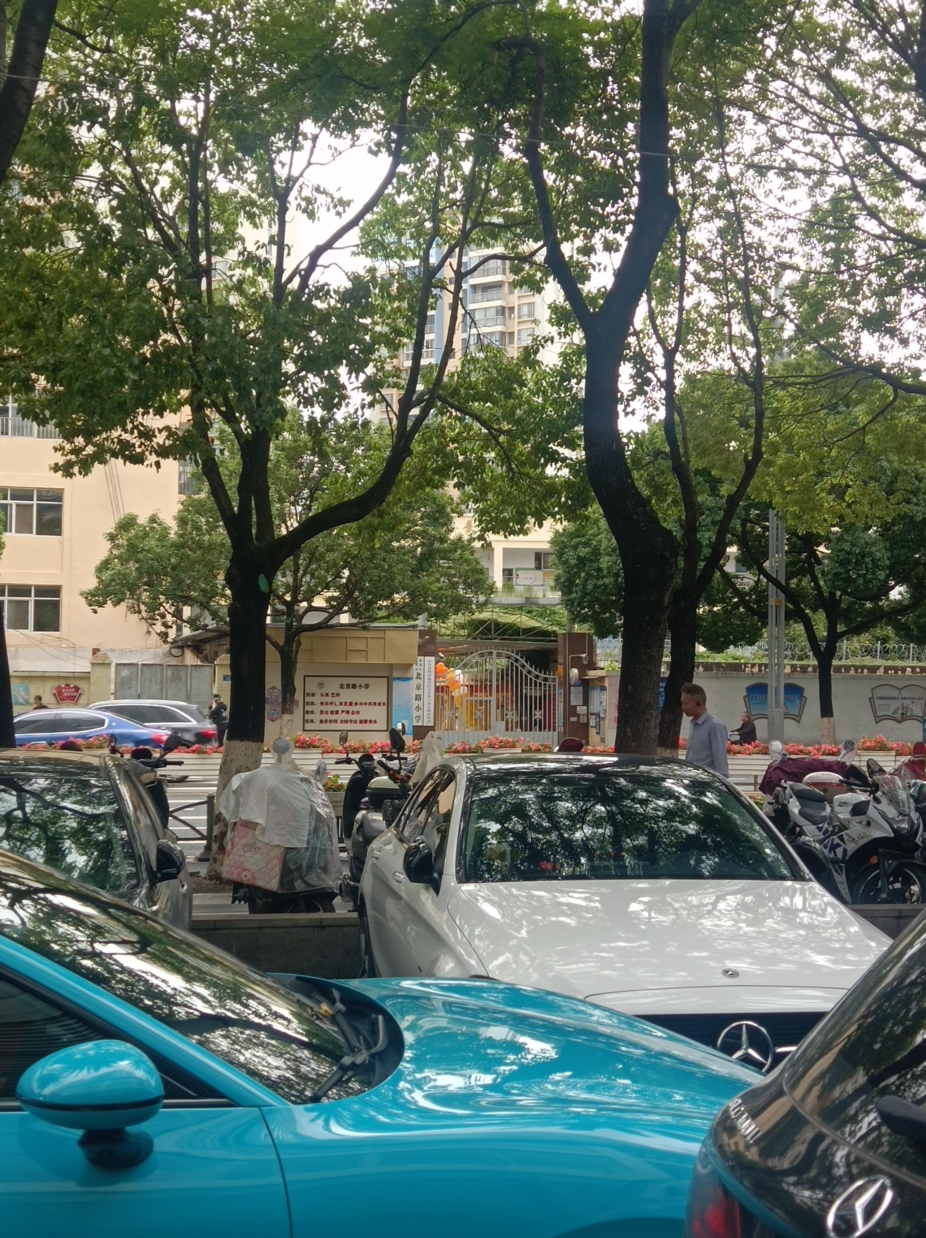 刚从新疆自驾回来，花了23000大洋，终于明白了8件事：1开车到新疆自驾，最好是