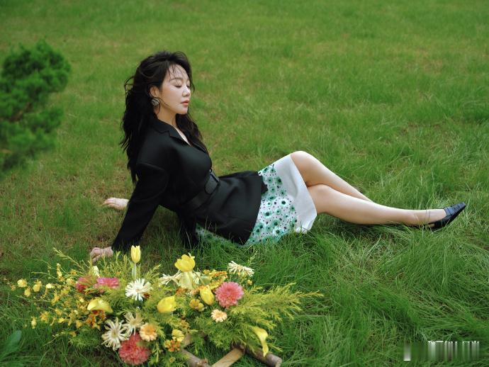 看到了闫妮身上的自由感闫妮田野大片 充满着温柔的自由，真的是仿佛进入到这个初夏的