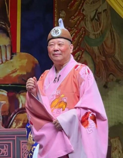 郭德纲武汉演出改编红歌的事，直接炸了全网热搜。7月24日麒麟剧社在武汉上演《济公