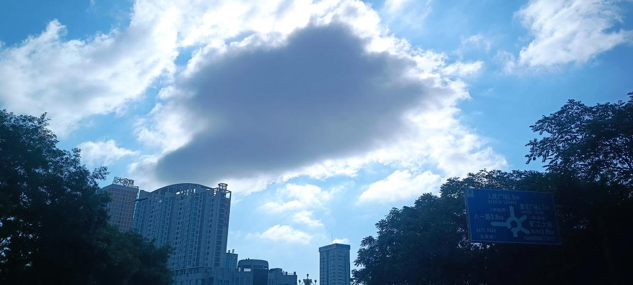 瞧瞧这片云彩，和周围的蓝天多么不相衬。恰恰我正走在这片云之下，大有黑云压顶之势，