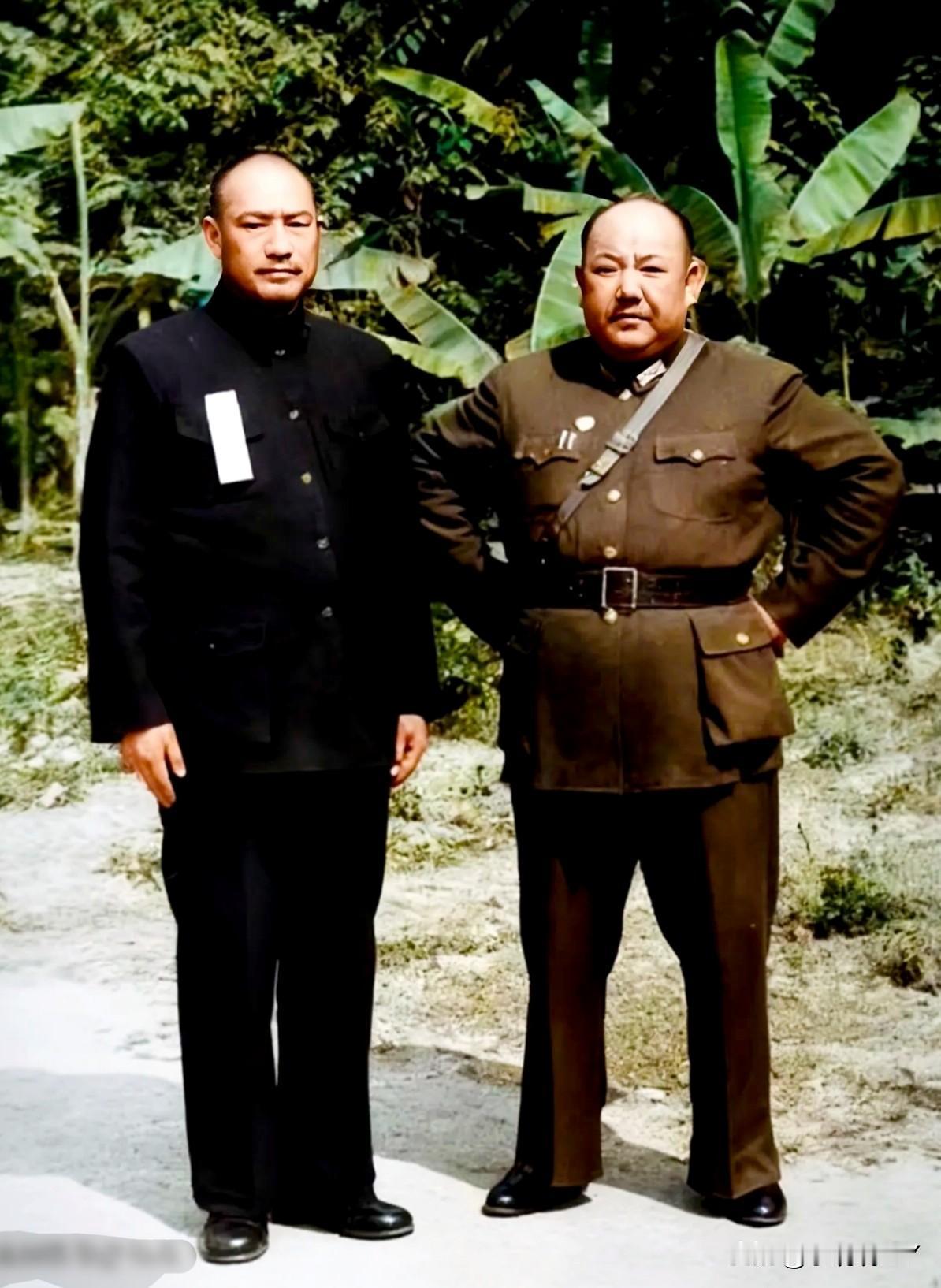 一九四三年，在重庆的马步芳与马鸿逵。这而非演戏，也而非演员所扮演，而是当时他们二