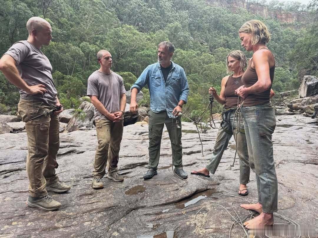 Charlize Theron查理兹塞隆和Taron Egerton在新片《巅峰