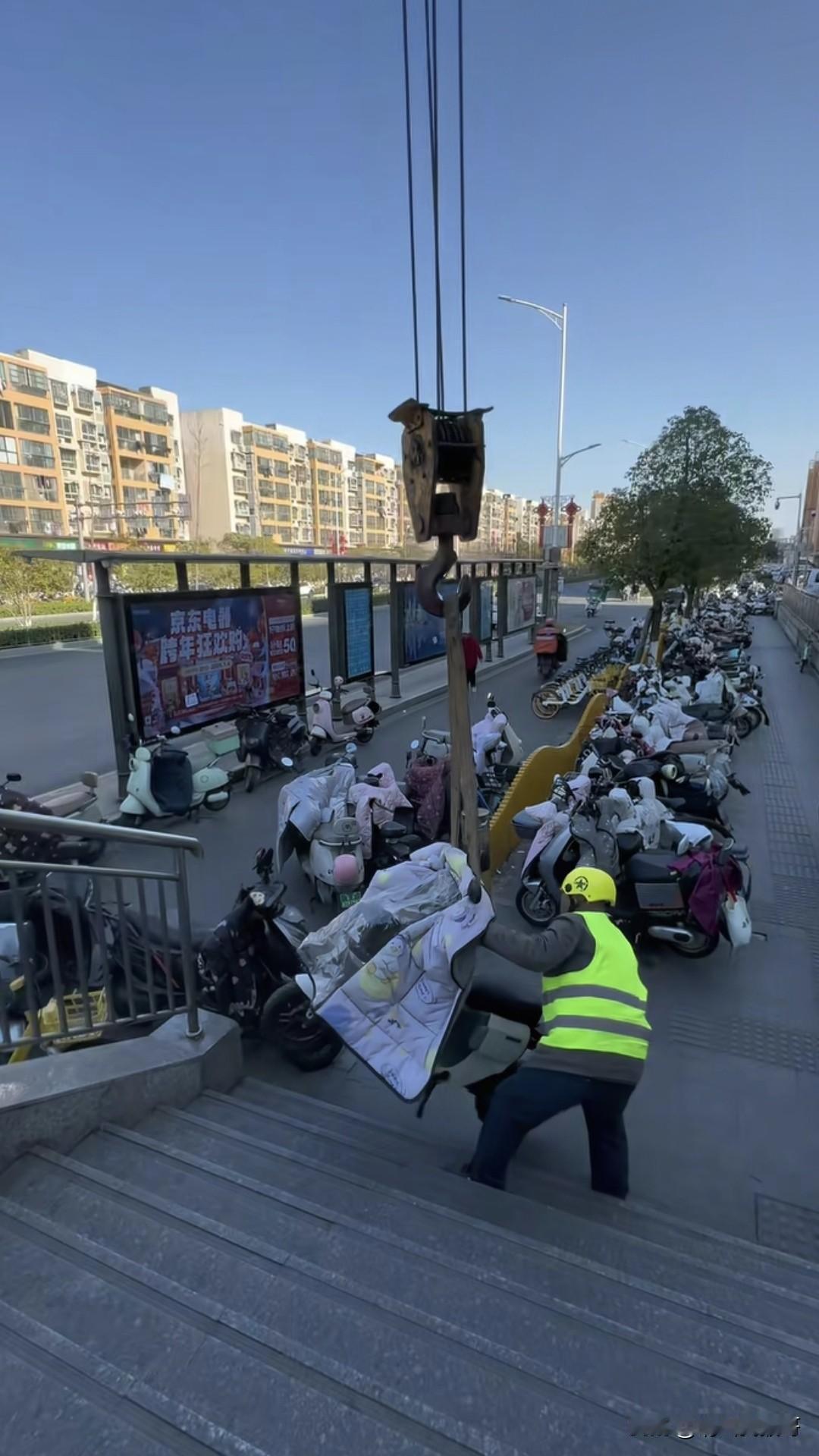 我觉得这个还是得学广东，在地铁附近画好停车区域，这样才能更明确的定义是否属于占道