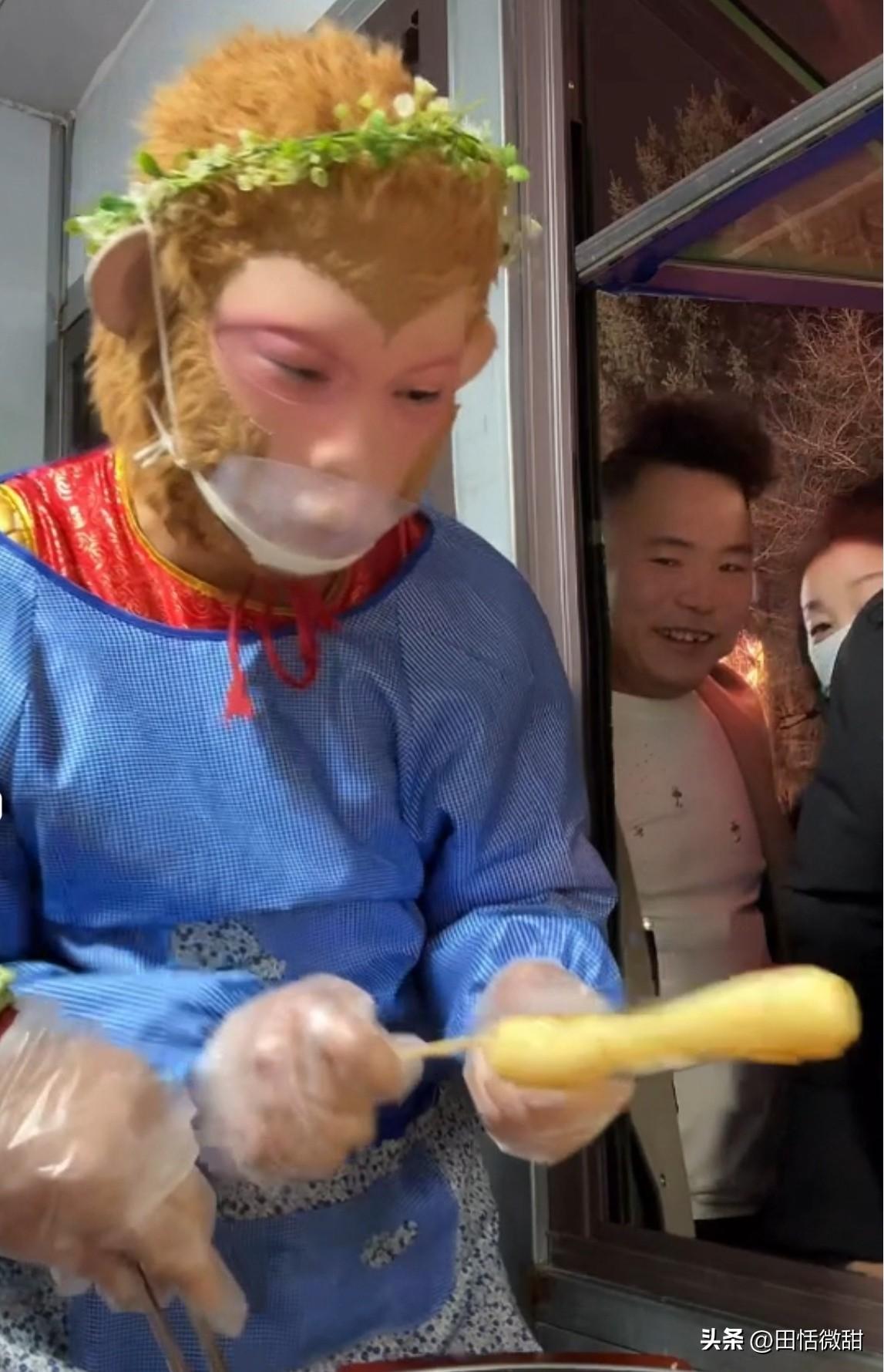 雪饼猴王铁柱不装了。

他在在长春动植物公园开了一个烤肠店，每天一演出完了，就去