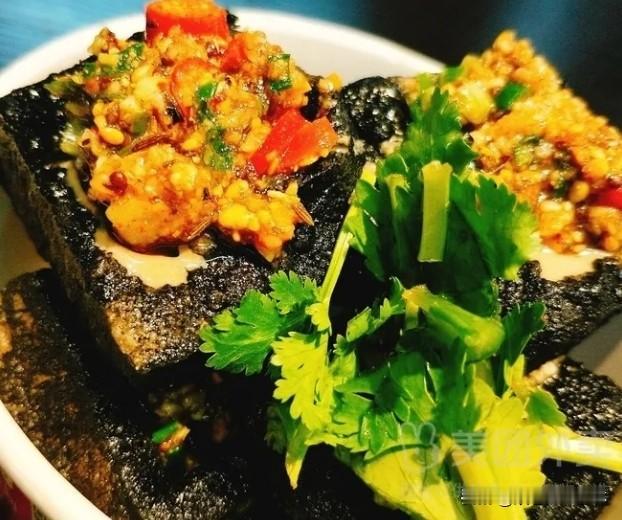 其实，很多父亲在默默地挣着憋屈钱。
如果不是女儿给在绝情臭豆腐打工的老爸请两个小