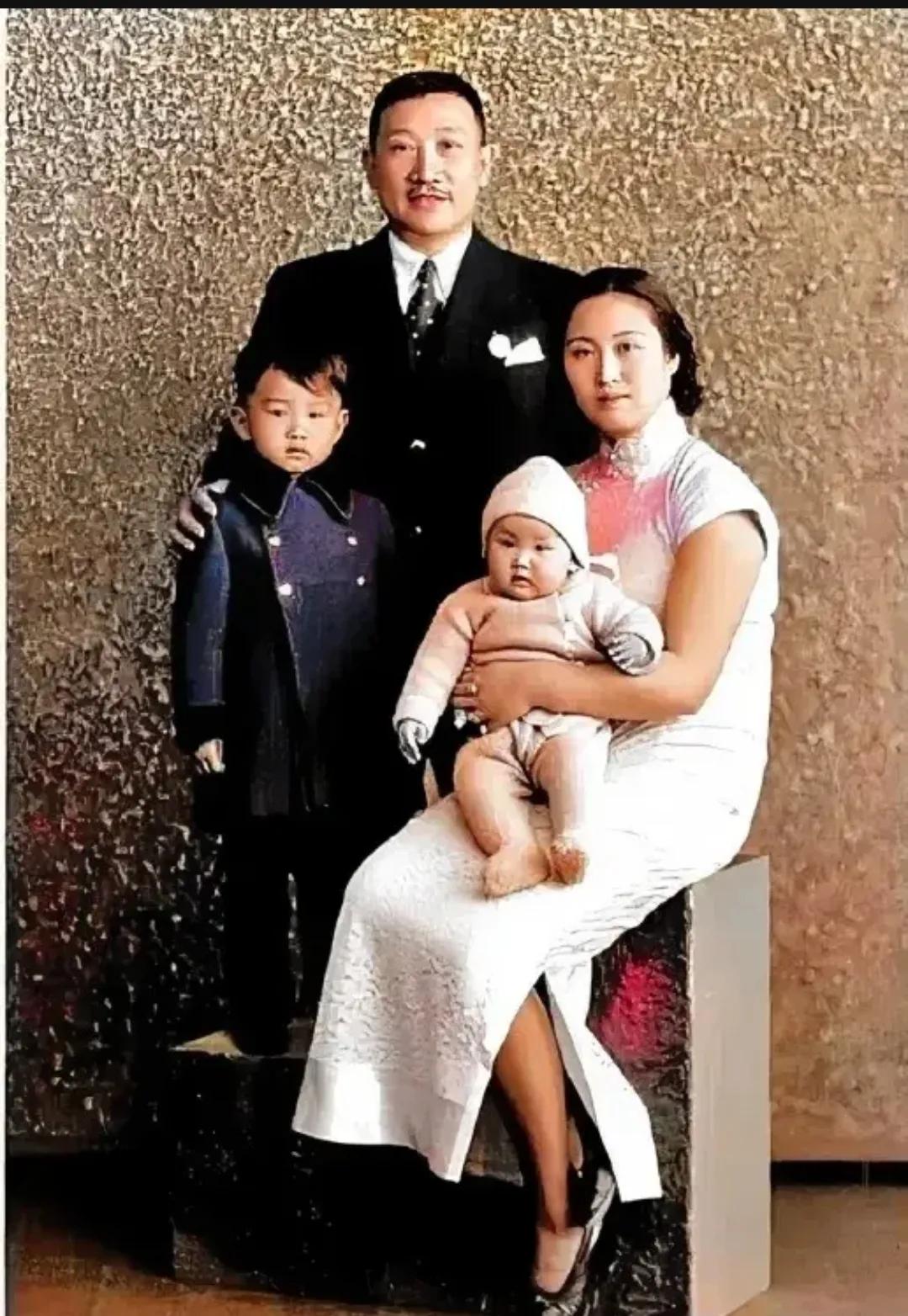 30年代，一个上层家庭，留下了这一张合影，照片中的男子身穿西装，领带系得一丝不苟