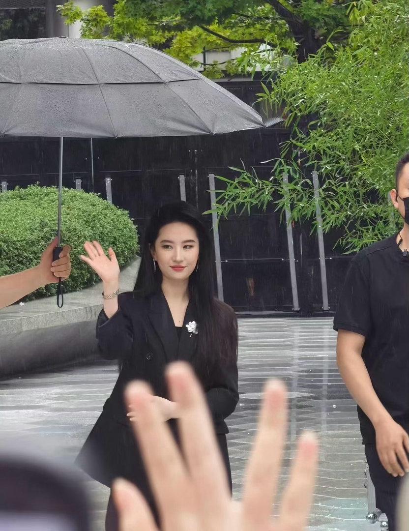 刘亦菲已到最佳赏味期 wow刘亦菲现场生图美得人…不能呼吸了点到为止的艳，不可方